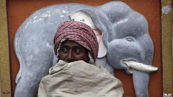 Indien Wetter Mann friert vor Elefantenrelief Flash-Galerie