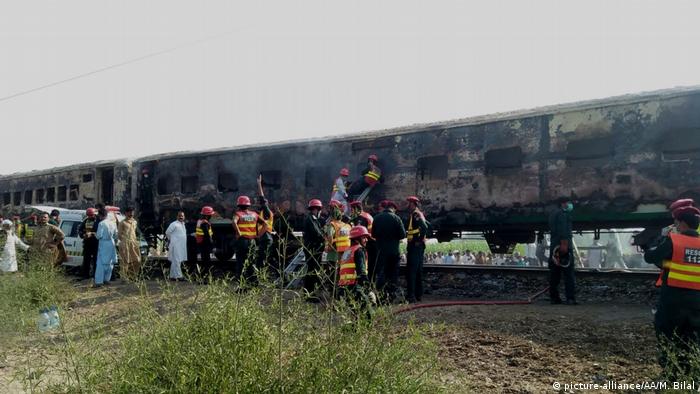 Вагони потягу у Пакистані, які згоріли внаслідок вибуху газового балону 