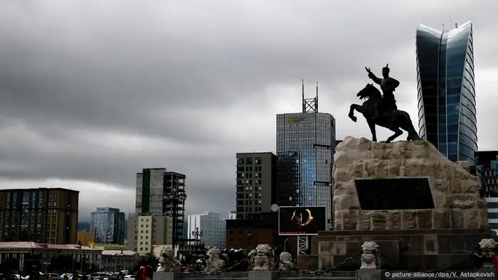 Mongolei | Stadtansicht Ulaanbaatar | Statue Damdin Sukhbaata