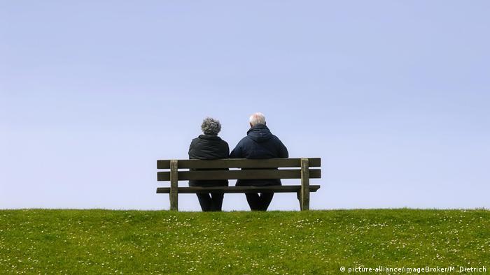 Senioren-Paar auf einer Bank auf einem Deich