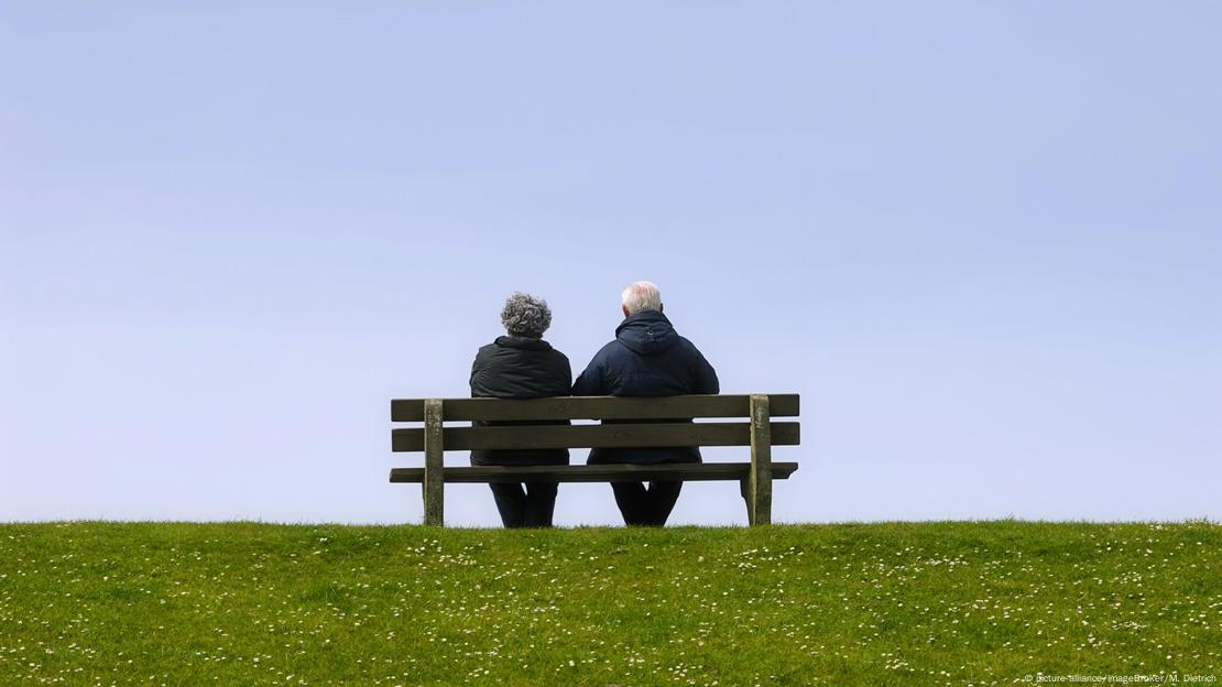 Dos ancianos sentados en una banca. Dos ancianos sentados en una banca.
