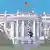 Карикатура Сергея Елкина: Трамп обнимает колонну в Белом доме в виде березки