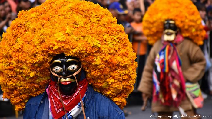Día de los Muertos 2019 en México: Desfiles con inmensas pelucas de color anaranjado.