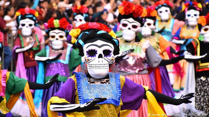 Personas disfrazadas de Catrinas mientras desfilan por capital mexicana