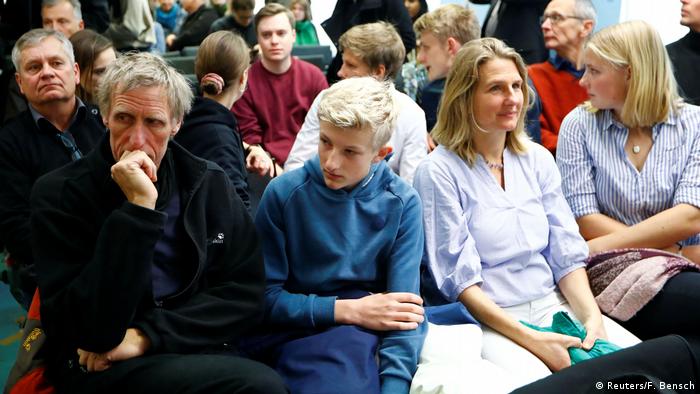 Familie Backsen - eine der drei klagenden Ökobauern-Familien - im Berliner Verwaltungsgericht (Foto: Reuters/F. Bensch)