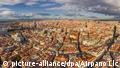 ARCHIV - 16.01.2014, Spanien, Madrid: Luftblick auf die Stadt. Am 31.10.2019 hat die spanische Regierung Madrid als Austragungsort der nächsten Weltklimakonferenz angeboten. Chile sagte die Ausrichtung des Gipfels aufgrund der anhaltenden Proteste im Land ab. (zu dpa «Madrid bietet Ausrichtung des Klimagipfels an - Berlin erfreut» vom 31.10.2019) Foto: Airpano Llc/Zuma Press/dpa +++ dpa-Bildfunk +++ |