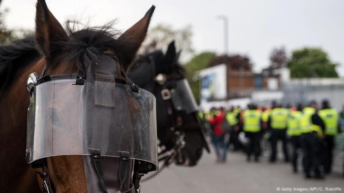 London Polizeipferde Fußballspiel (Getty Images/AFP/C. Ratcliffe)