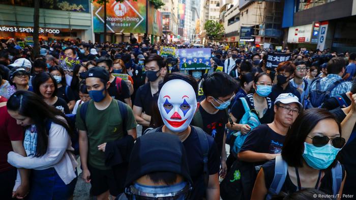 Hong Kong Thousands Of Protesters Demand Real Autonomy News Dw 02 11 2019