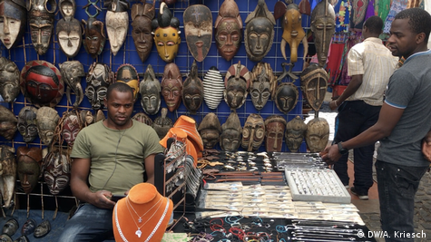 Artefatos de arte à venda na praça GreenMarket, Cidade do Cabo