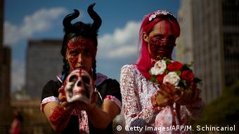 Foto de jóvenes brasileños disfrazados de zombis