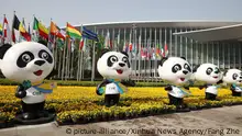 (191103) -- BEIJING, Nov. 3, 2019 (Xinhua) -- A line of mascots Jinbao of China International Import Expo (CIIE) are placed at the National Exhibition and Convention Center (Shanghai), the venue of the second China International Import Expo, in Shanghai, east China, Oct. 30, 2019. (Xinhua/Fang Zhe) | Keine Weitergabe an Wiederverkäufer.
