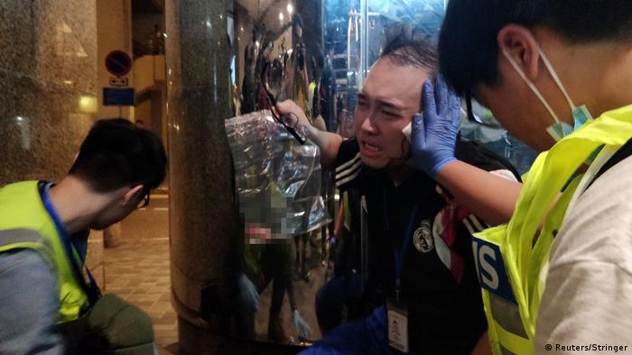 Hongkong | Andrew Chiu Ka Yin, Bezirksstadtrat von Taikoo Shing West nach Messerattacke verletzt (Reuters/Stringer)
