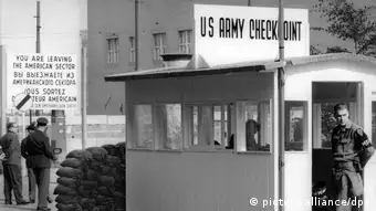 Le point de passage Checkpoint Charlie dans la Friedrichstraße de Berlin marquait la fin du secteur américain dans la partie ouest de la ville