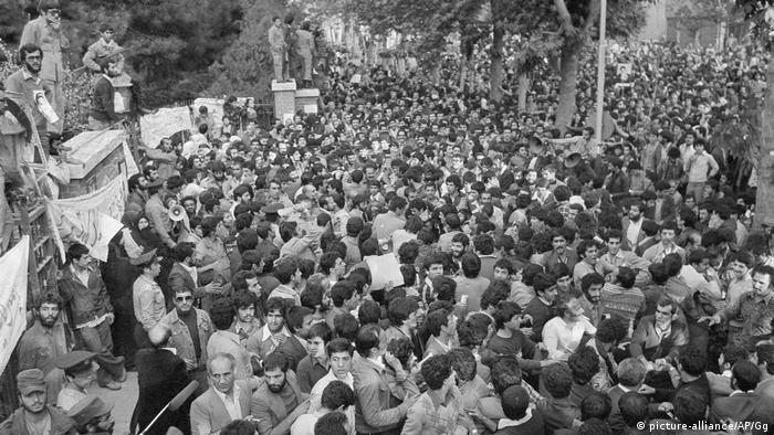 4 Kasım 1979 yılında,Şah rejimine başkaldıran öğrenciler Tahran’da ABD Büyükelçiliği'ni işgal etmişti.