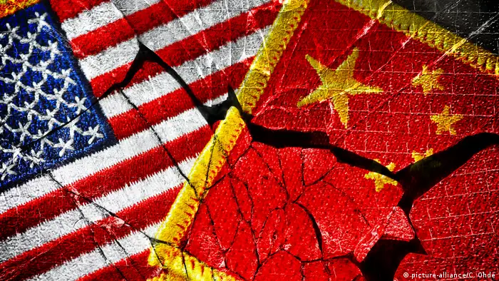 Fahnen von USA und China auf gebrochenem Glas, Handelskrieg