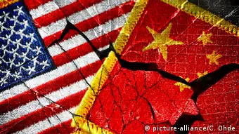 Fahnen von USA und China auf gebrochenem Glas, Handelskrieg