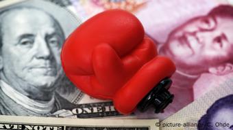 Boxhandschuh auf Dollarnoten und chinesischen Renminbi