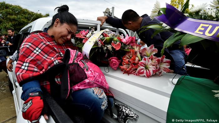 Familiares lloran a sus muertos en el Cauca, Colombia.