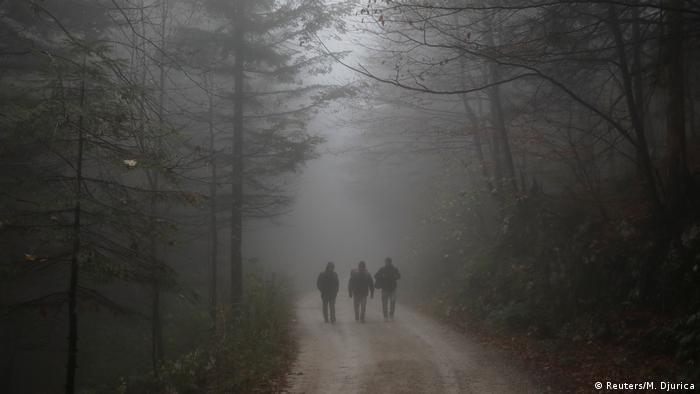 Three people walking through woods (Foto: Reuters/M. Djurica)