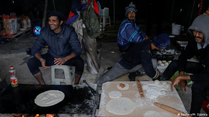 Three men preparing flatbread (Foto: Reuters/M. Djurica)