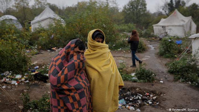 Two refugees wrapped in blankets (Foto: Reuters/M. Djurica)