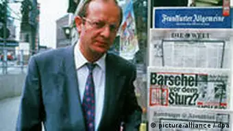 Reiner Pfeiffer am 16. September 1987 neben einem Zeitungskiosk in Hamburg (Pfeiffer gab dem Nachrichtenmagazin Der Spiegel Informationen, wonach Diffamierungskampagnen gegen den SPD-Oppositionsführer Björn Engholm aus Barschels Staatskanzlei gestartet worden sein sollen)