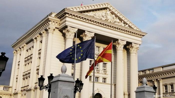 Nord-Mazedonien: Vor dem Regierungsgebäude in Skopje weht die EU-Flagge