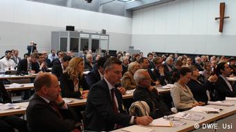 Aspecto general de la conferencia en el salón de la fracción de los partidos conservadores CDU/CSU, de la canciller Angela Merkel. 
