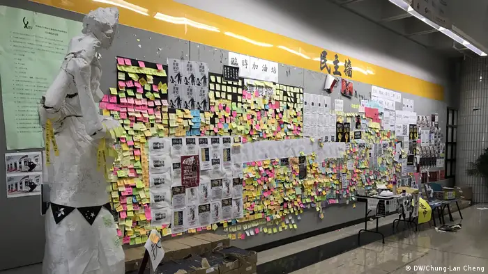 Hong Kong die Statue der Demokratie an der Uni wurde beschädigt