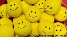 ARCHIV - Kleine gelbe Kunststoffbälle mit einem aufgedruckten Smiley liegen am 03.12.2015 in Erfurt (Thüringen) auf einem Haufen. (zu dpa Glücksatlas: Osten holt bei Lebenszufriedenheit auf am 07.11.2017) Foto: Martin Schutt/dpa-Zentralbild/dpa +++(c) dpa - Bildfunk+++ | Verwendung weltweit