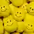 Жовті пластикові кульки зі смайликами, які символізують позитивне мислення автора