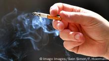 Symabolfoto Rauchen-qualmende Zigarette in einer Hand. Rauchen,Zigarette,Raucher,Laster,Sucht,Tabak,Glimmstengel,Qualm,qualmen,Zigarettenracuh, *** Symabolfoto Smoking smoking cigarette in one hand smoking,cigarette,smoker,vice,addiction,tobacco,smoking,cigarette smoke,cigarette smoke,cigarette smoke, 