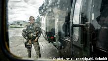 17.07.2018, Prizren, Kosovo: Ein Soldat der U.S. Army steht neben einem Blackhawk Medevac Helicopter. Zusammen mit den deutschen Kfor-Soldaten haben die amerikanischen Soldaten an einer Übung teilgenommen. Nach fast 20 Jahren holt die Bundeswehr im Feldlager in Prizren die Flagge ein. (zu dpa-Story Der Rückzug - Bundeswehr vor dem Abzug aus dem Kosovo vom 16.08.2018) Foto: Sina Schuldt/dpa +++ dpa-Bildfunk +++ | Verwendung weltweit