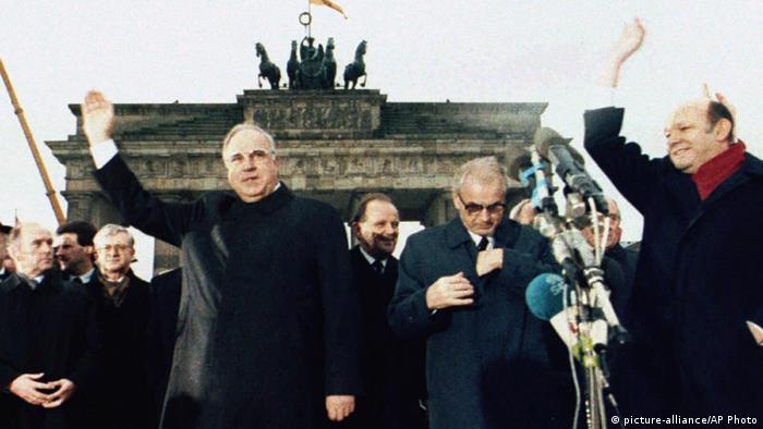 Deutschland Bundeskanzler Kohl am Brandenburger Tor während der Wiedereröffnungsfeier der Berliner Mauer (1989)