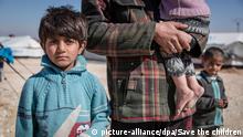 ACHTUNG: SPERRFIRST 6. MÄRZ 23:00 UHR. SPERRFRIST 06.03.2017 UM 23.00 UHR - HANDOUT - Hisham, Lehrer aus Deir Ezzour, steht am 19.02.2017 mit seinem sieben jährigen Sohn Ibrahim und seiner Tochter Nour im Flüchtlingslager Al Hol in der Region Hasakah, Syrien. (zu dpa Die Wunden im Kopf - Syriens Kinder und die Folgen des Krieges vom 06.03.2017 - ACHTUNG: Verwendung nur zu redaktionellen Zwecken in Verbindung mit der angegebenen dpa Berichterstattung bei vollständiger Quellenangabe) Foto: Save the children/dpa +++(c) dpa - Bildfunk+++ |