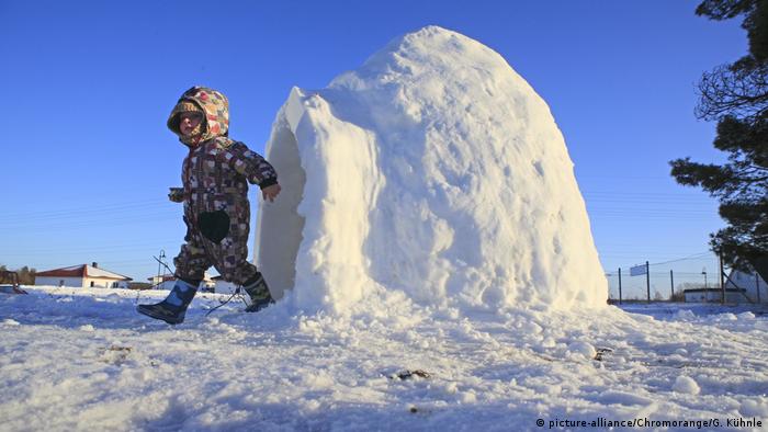 Dječak, Inuit, ispred iglua