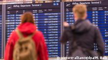 08.11.2019, Bayern, München: Zahlreiche Flüge der Lufthansa werden während eines Streiks der Flugbegleiter auf einer Anzeigetafel als gestrichen ausgewiesen. Die Lufthansa sagt wegen des angekündigten 48-Stunden-Streiks der Flugbegleiter insgesamt 1300 Flüge mit rund 180 000 betroffenen Passagieren ab. Foto: Matthias Balk/dpa +++ dpa-Bildfunk +++ | Verwendung weltweit