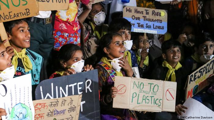 Schoolchildren, most wearing anti-smog face masks, were among the hundreds of people who gathered at Delhi's iconic India Gate on November 5 to protest record-breaking city pollution. (DW/Catherine Davison)