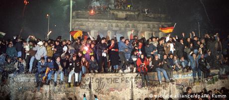 Deutschland Berlin Silvester 1989 am Brandenburger Tor