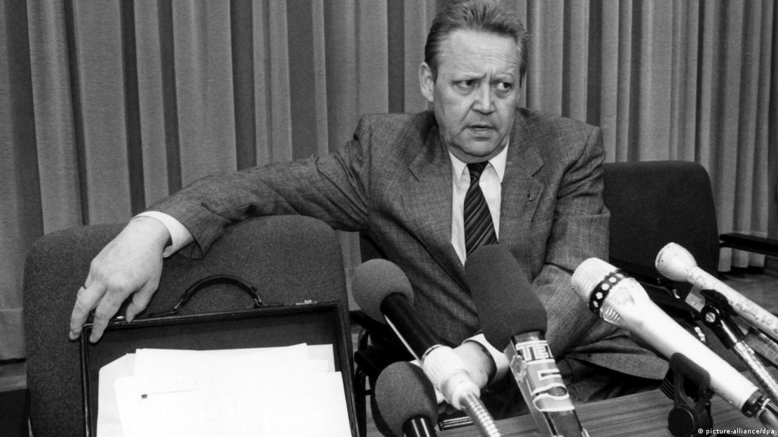 Günter Schabowski, anëtar i Byrosë Politike të Komitetit Qendror të SED-së dhe Sekretar i Parë i SED-së për Berlinin, në një moment serioz gjatë konferencës së shtypit më 9 nëntor 1989. 