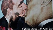 08.11.2019, Berlin: 6067874 08.11.2019 People kiss near the fragment of the Berlin Wall, the work of Dmitry Vrubel Lord! Help me survive in the midst of this mortal love or Brotherly Kiss (kiss of Brezhnev and Honecker) in Berlin, Germany. Special events take place in Berlin to mark the 30th anniversary of the fall of the Berlin Wall, marking the reunification of the people of Germany and the GDR. Alexey Vitvitsky / Sputnik Foto: Alexey Vitvitsky/Sputnik/dpa |
