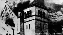 Deutschland / NS-Zeit / Novemberpogrome 1938 (sogenannte Reichskristallnacht, Nacht vom 9./10. Nov. 1938. Zerstörung jüdischer Friedhöfe, Synagogen, Wohn u. Geschäftshäuser durch NS-Trupps).
Brennende Synagoge.
Foto, o. O. |