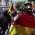 Боливийские полицейские с национальными флагами 9 ноября 2019 года покидают посты у президентского дворца