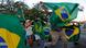 Manifestantes com bandeiras do Brasil Manifestantes com bandeiras do Brasil