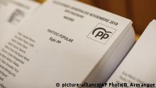 09.11.2019, Spanien, Madrid: Stimmzettel für die spanische Volkspartei (PP) befinden sich in einem Wahllokal. Am 10.10.2019 findet in Spanien die vorgezogene Parlamentswahl statt. Foto: Bernat Armangue/AP/dpa +++ dpa-Bildfunk +++ |