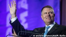 BUCHAREST, ROMANIA - NOVEMBER 10: Presidential candidate and Romanian president Klaus Iohannis addresses the media after first exit polls of the Romanian presidential elections, in Bucharest, Romania, on November 10, 2019. Exit polls show Iohannis first followed by former PM Viorica Dancila, USR leader Dan Barna third. Mihai Barbu / Anadolu Agency | Keine Weitergabe an Wiederverkäufer.