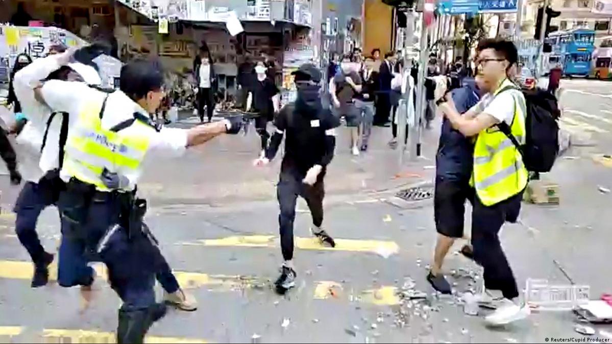Hong Kong police shoot protester as violence escalates – DW – 11