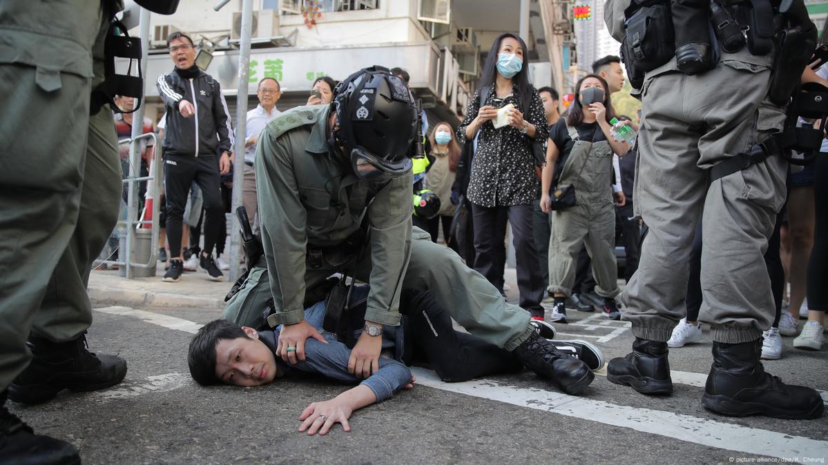 Hong Kong riot police on edge – DW – 11/12/2019