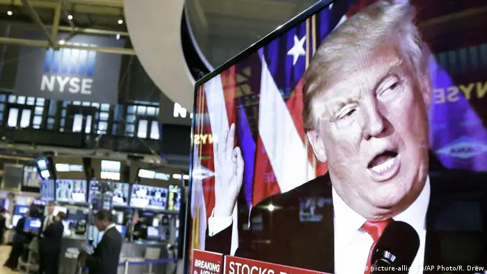 USA TV-Bildschirm Präsident Donald Trump (picture-alliance/AP Photo/R. Drew)