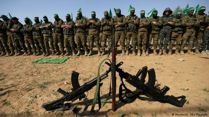 2019年，哈马斯武装分子在加沙地带南部的一场反以色列军事演习中祈祷